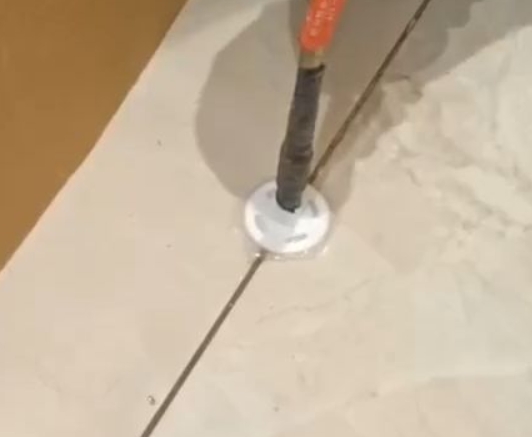新昌瓷砖空鼓维修公司专业解答瓷砖在铺贴过程中，如果没有涂抹均匀到位的粘结材料（如水泥砂浆或瓷砖胶），可能会导致以下问题