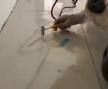 新昌瓷砖开裂维修公司专业分享瓷砖在铺贴前如果没有沥干水分，将会导致以下问题